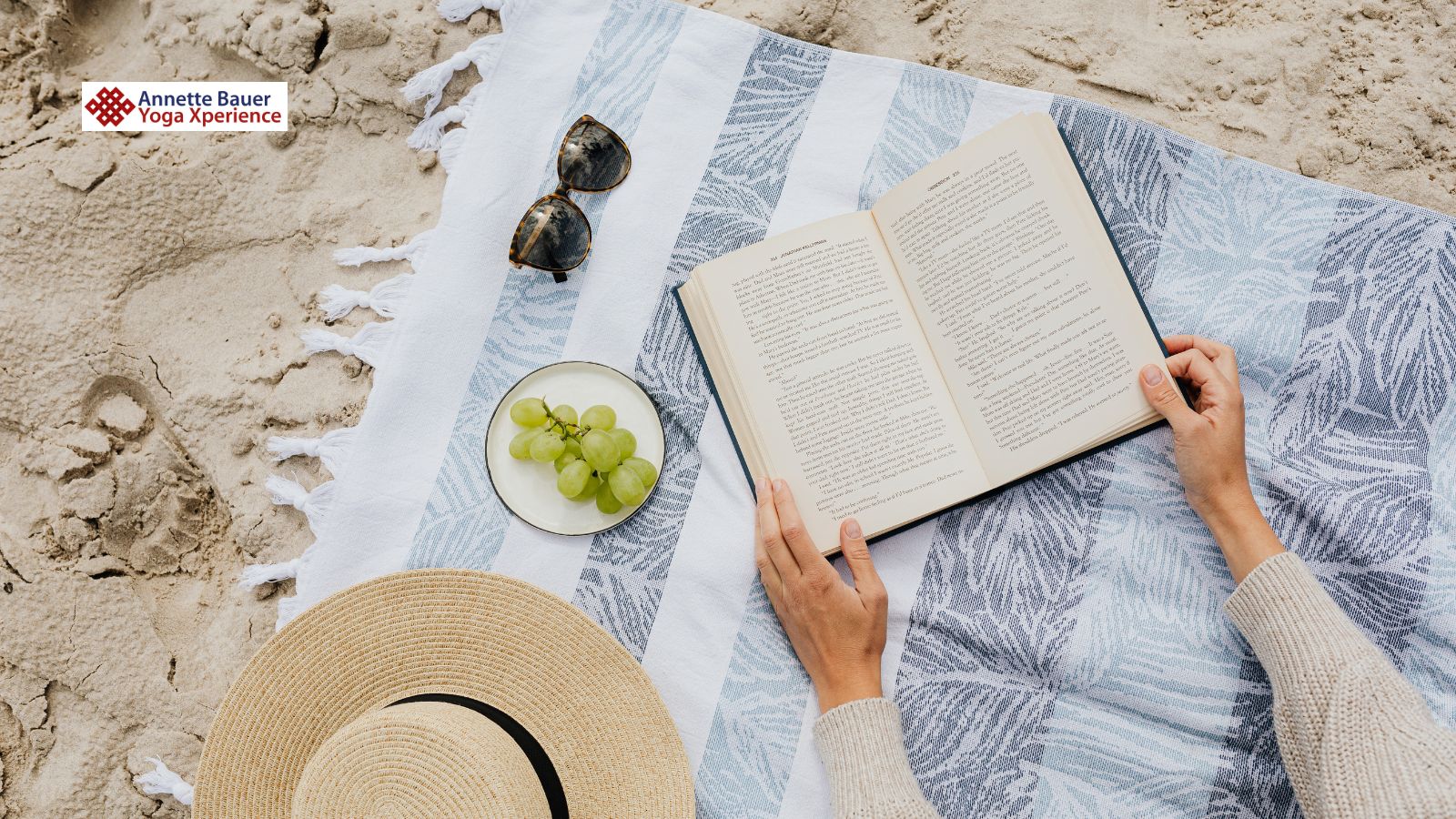 Strandtuch, Buch, Hand, Sonnenbrille